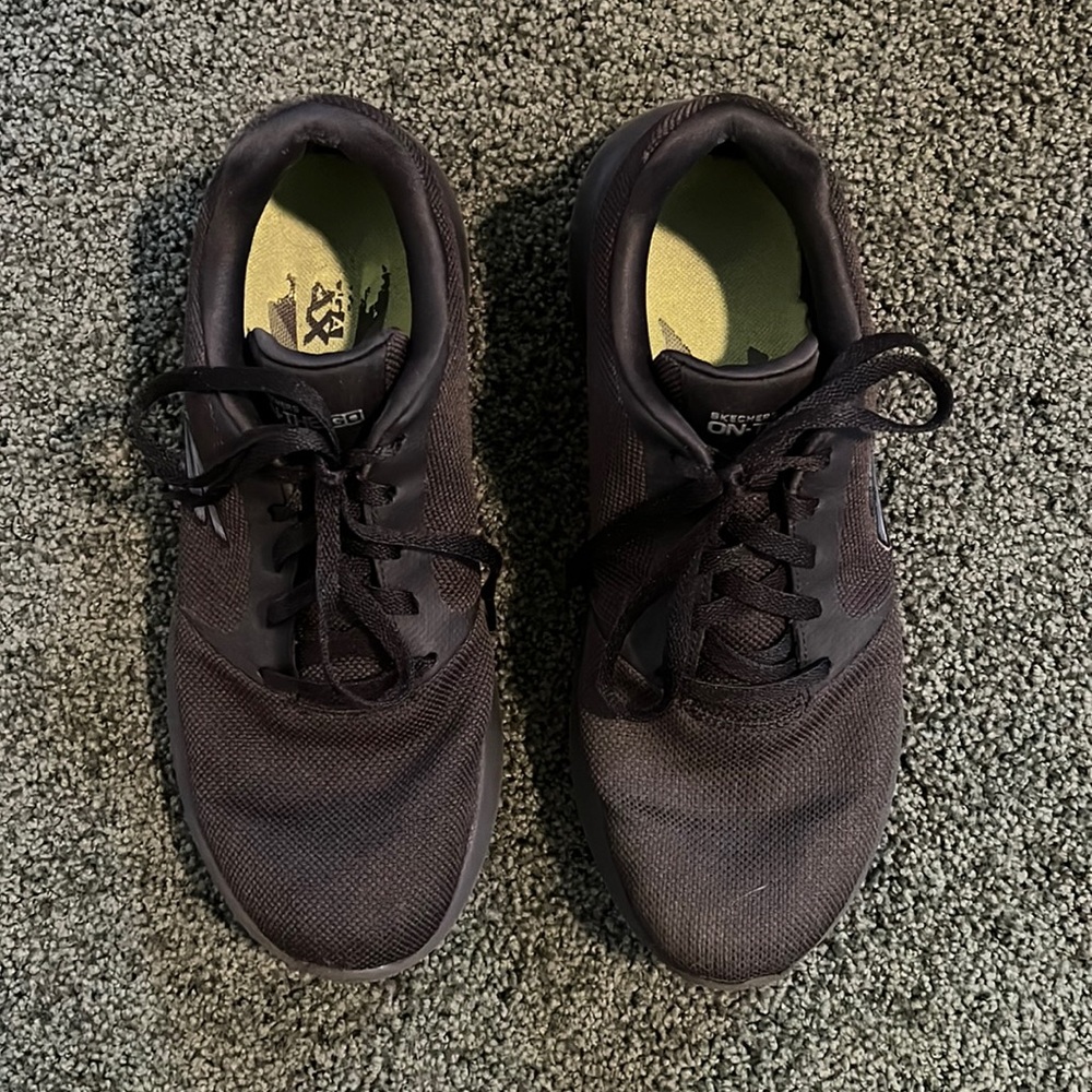 Black Skechers tennis shoes